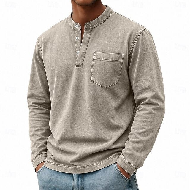 Detailopname van de opstaande kraag en de versterkte drieknoopsluiting van het Henley shirt.