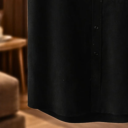 Detailopname van de linnen stof van het Otis overhemd, met de fijne textuur duidelijk zichtbaar.