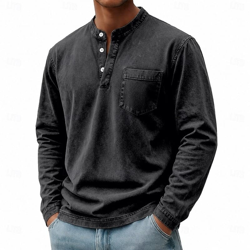 Zijaanzicht van het lichtgrijze Henley shirt, toont de soepele pasvorm en de lange mouwen.