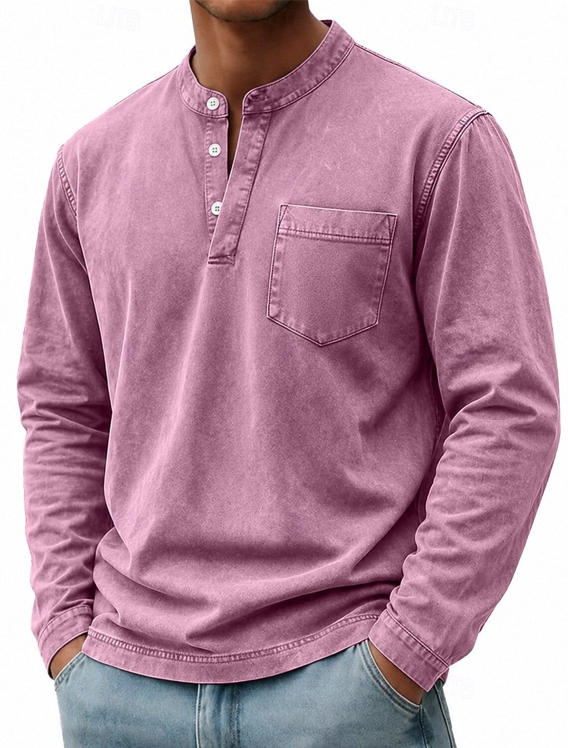 Close-up van de textuur van het voorgewassen katoen van het comfortabele Henley shirt.