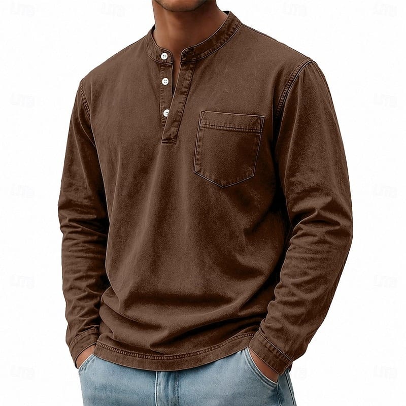 Otis comfortabel Henley shirt in een warme kaki tint, gedragen in een buitenomgeving.