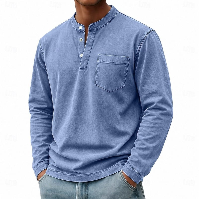 Zijaanzicht van de mouw met manchet van het Henley shirt in kaki, detail van de afwerking.