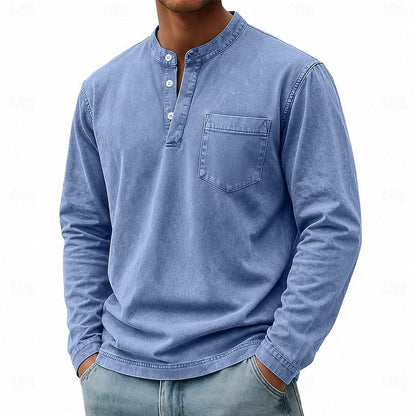 Zijaanzicht van de mouw met manchet van het Henley shirt in kaki, detail van de afwerking.