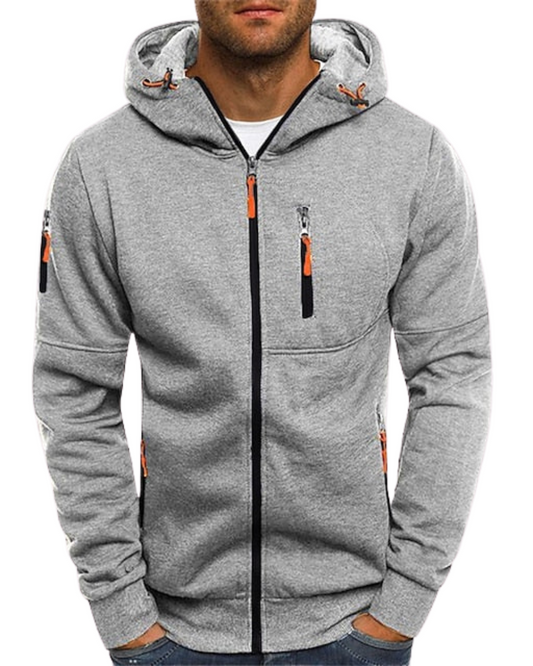 Mannenmodel draagt een donkergrijze Otto hoodie, staand in een stedelijke omgeving, vooraanzicht met capuchon.