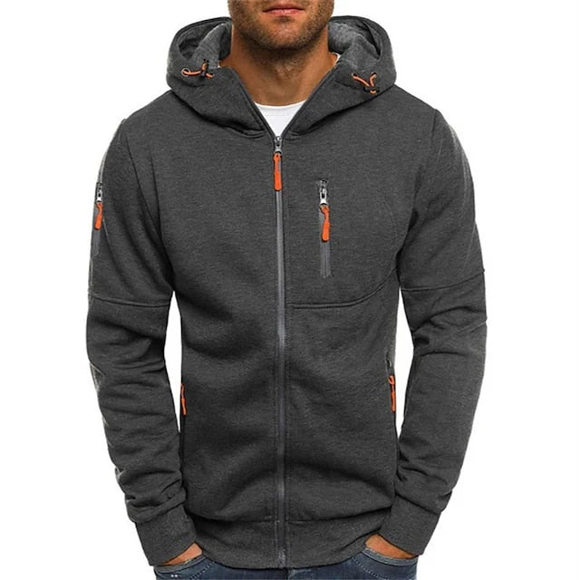 Zijaanzicht van een man die de rode Otto hoodie draagt, met focus op de functionele zakken en het veelzijdige ontwerp.