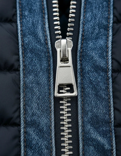Detail van de binnenvoering van de Guus denim jas, benadrukt de isolerende en windafstotende eigenschappen.