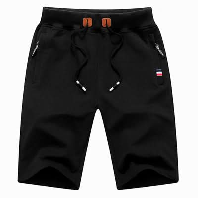 Man die de Quinn sportieve shorts in lichtgrijs draagt, zittend, toont het comfort en de casual stijl van de shorts.