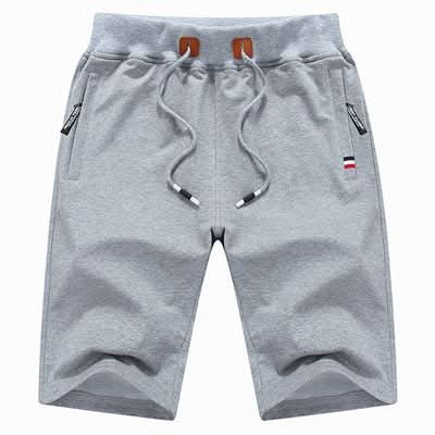 Quinn shorts in lichtgrijs, voorzijde, met aandacht voor de tailleband en de algemene vorm van de comfortabele shorts.