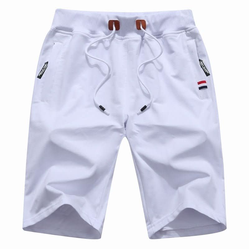 Quinn sportieve shorts in marineblauw, gedragen tijdens een lichte training, toont flexibiliteit en comfort.