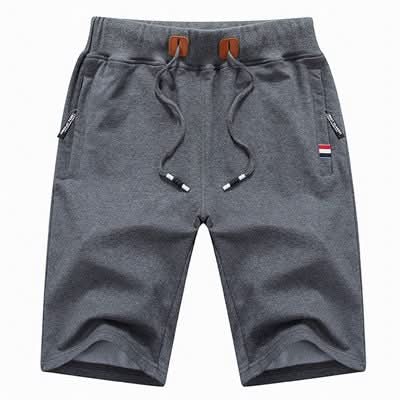 Quinn shorts in marineblauw, liggend plat, met de focus op het trekkoord en de gladde afwerking van de stof.