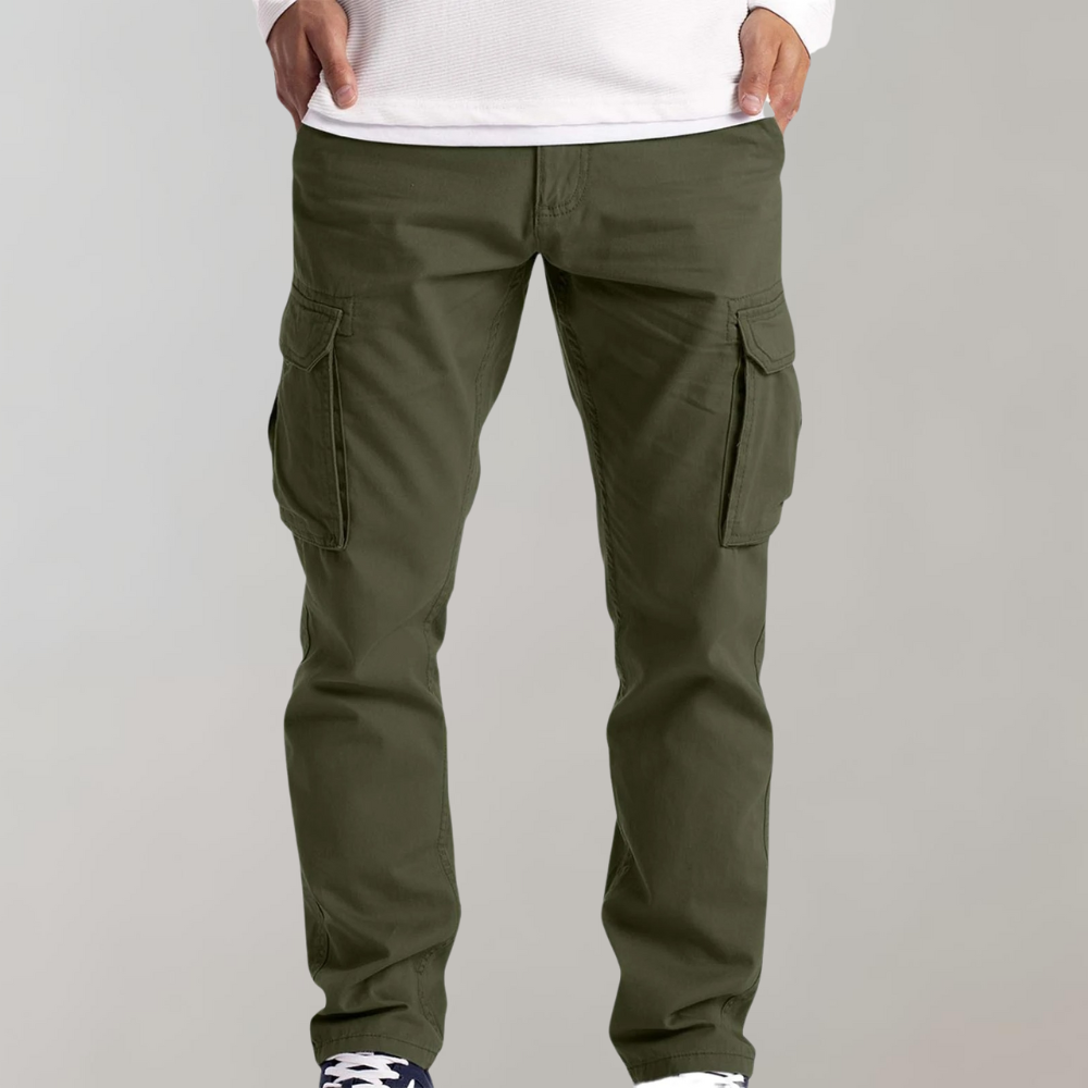 Zij-aanzicht van de comfortabele Rafael heren cargo broek, met nadruk op de pasvorm en de functionele zakken.