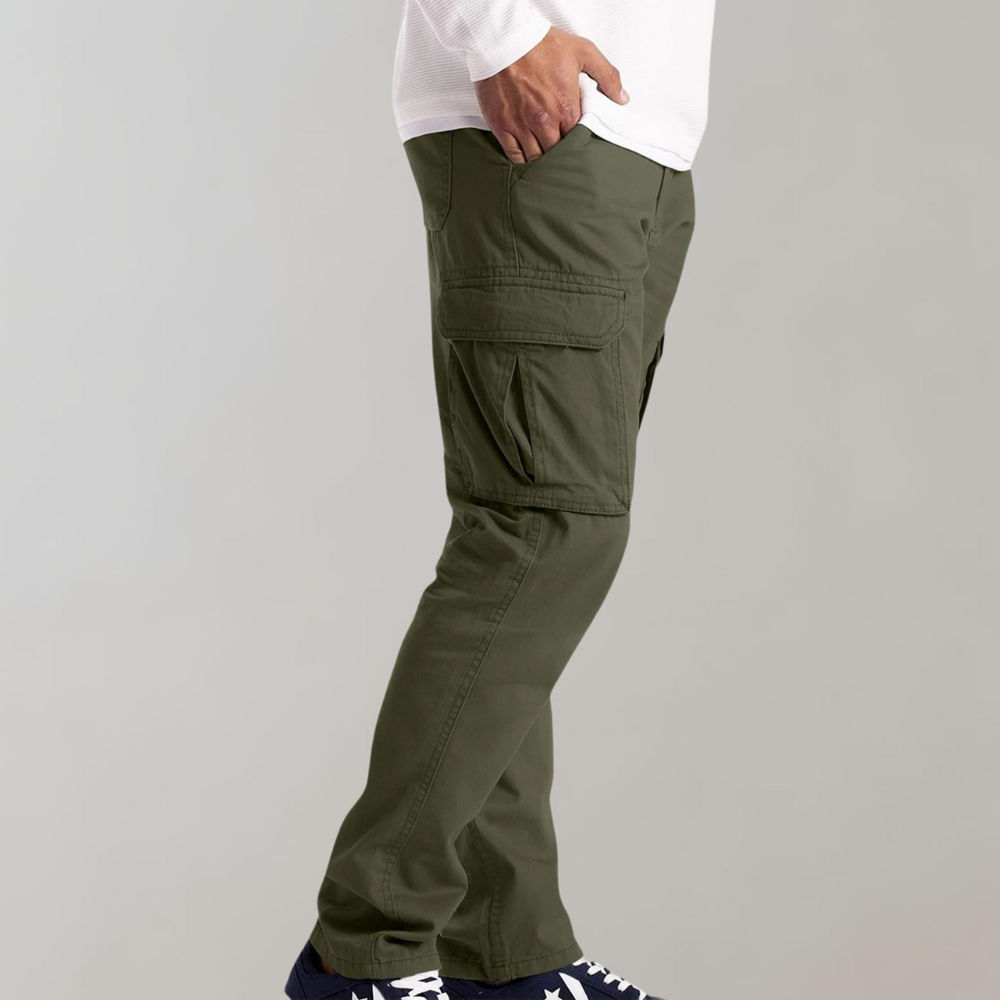 Detailopname van de stof en de afwerking van de Rafael heren cargo broek, met aandacht voor de textuur.