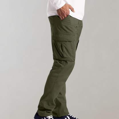 Detailopname van de stof en de afwerking van de Rafael heren cargo broek, met aandacht voor de textuur.