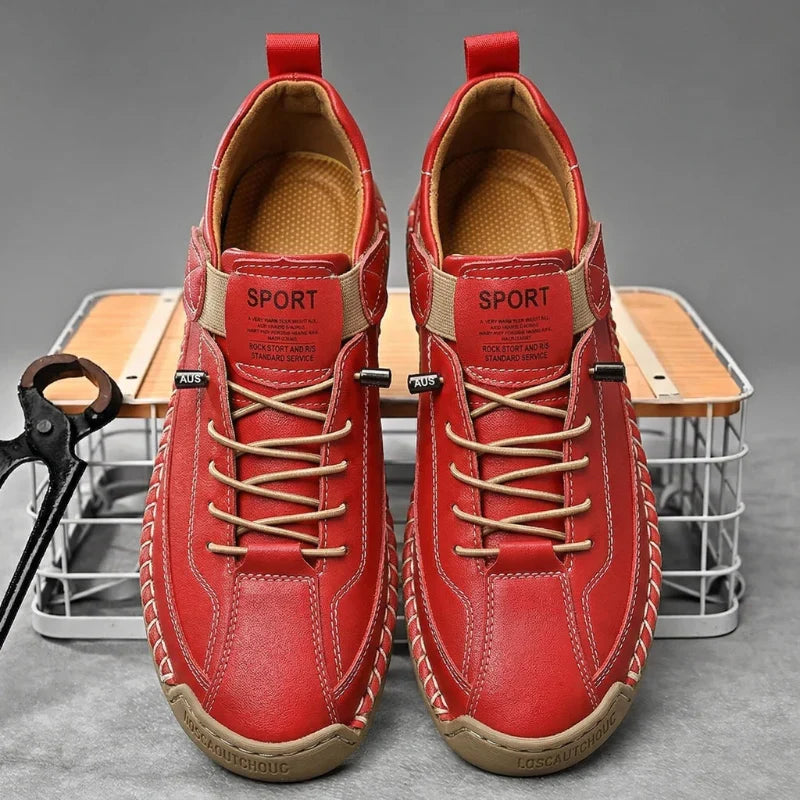 De bruine leren herensneakers van dichtbij, met aandacht voor de fijne lederstructuur.