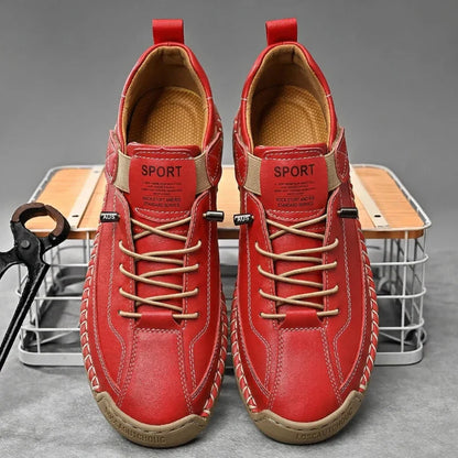 De bruine leren herensneakers van dichtbij, met aandacht voor de fijne lederstructuur.