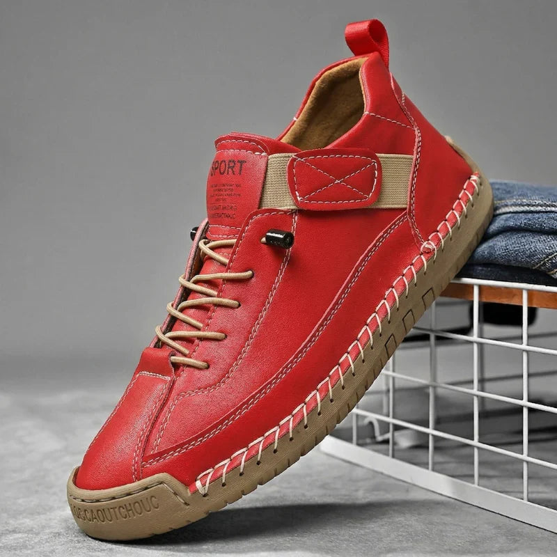 Bovenaanzicht van de grijze leren herensneakers, toont de slanke pasvorm en afwerking.