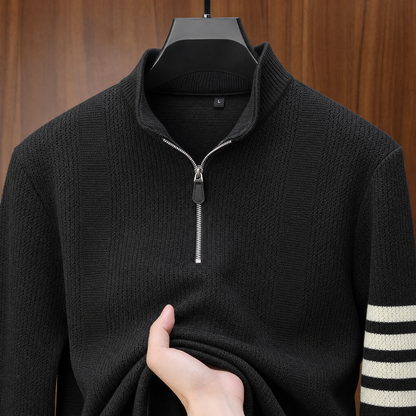 Textuurdetail van de gebreide stof van de herentrui, met focus op de dichtheid en zachtheid van het katoen.