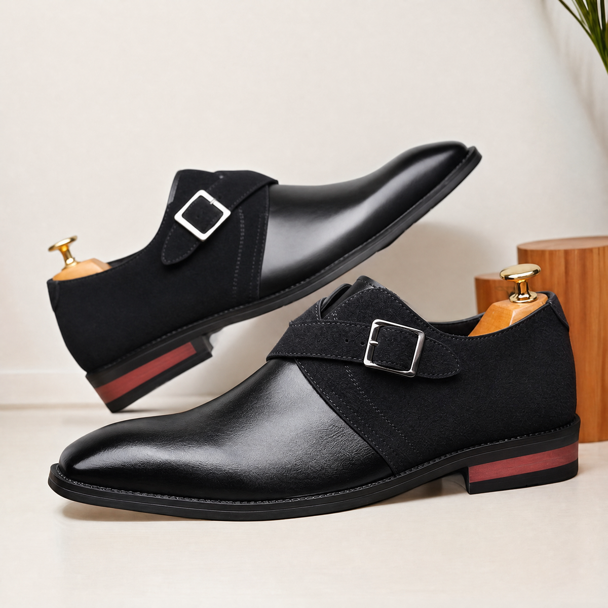Een man in casual kleding, zittend, toont de comfortabele pasvorm van de Kiran heren loafers.