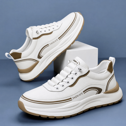 De Aris leren vrijetijdssneakers in zwart, rustend op een houten vloer, klaar voor dagelijks gebruik.