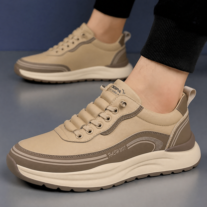 De witte Aris leren sneakers op een neutrale ondergrond, van bovenaf gefotografeerd voor een helder overzicht.