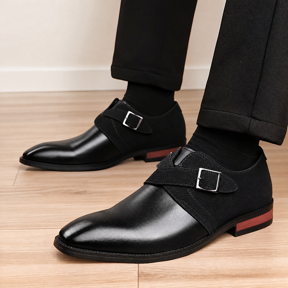 De bruine en zwarte Kiran heren loafers naast elkaar, voor een duidelijk kleurvergelijk.