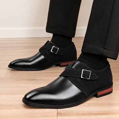 De bruine en zwarte Kiran heren loafers naast elkaar, voor een duidelijk kleurvergelijk.