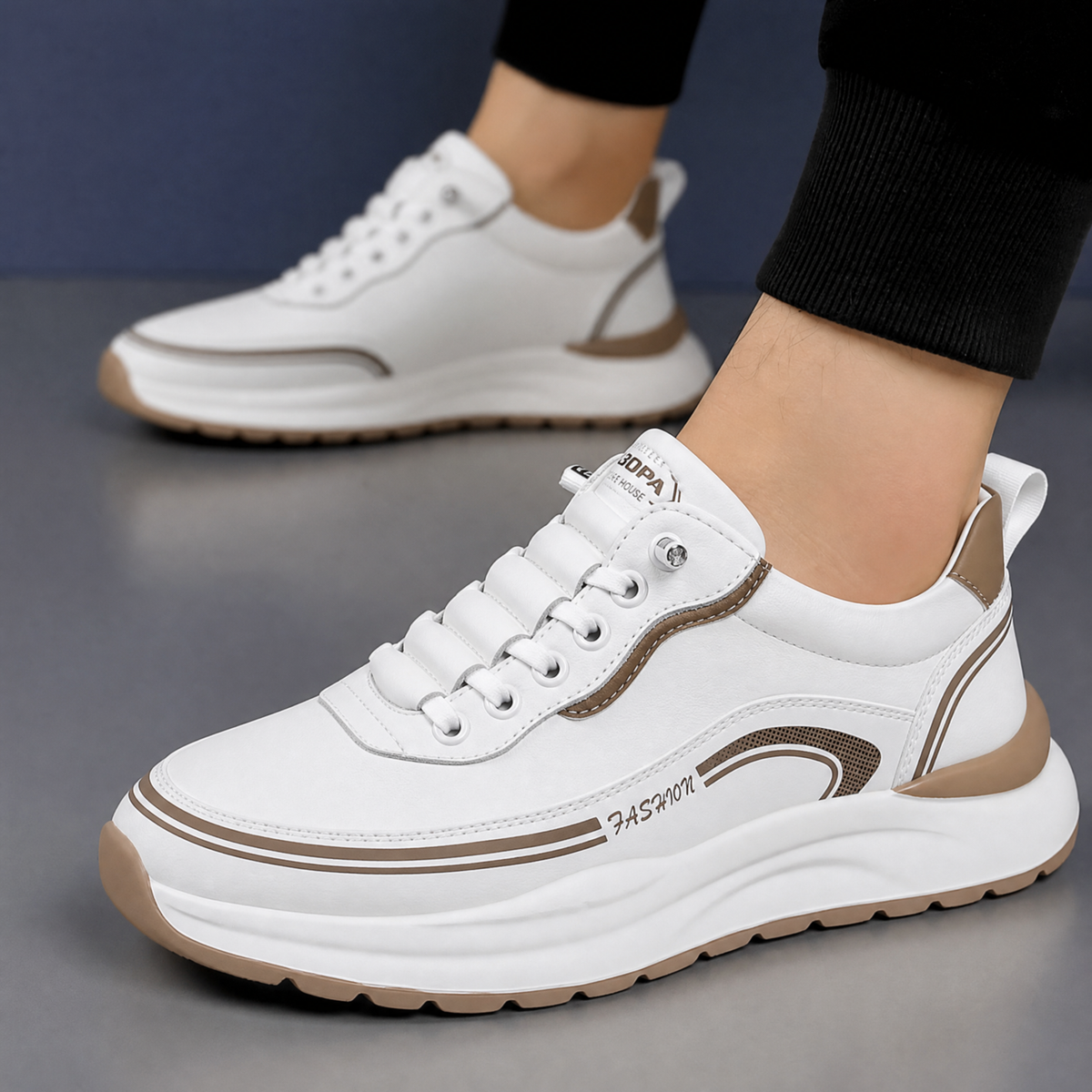 Een paar Aris leren sneakers in verschillende kleuren (zwart, bruin, wit) naast elkaar, tonend de variëteit.