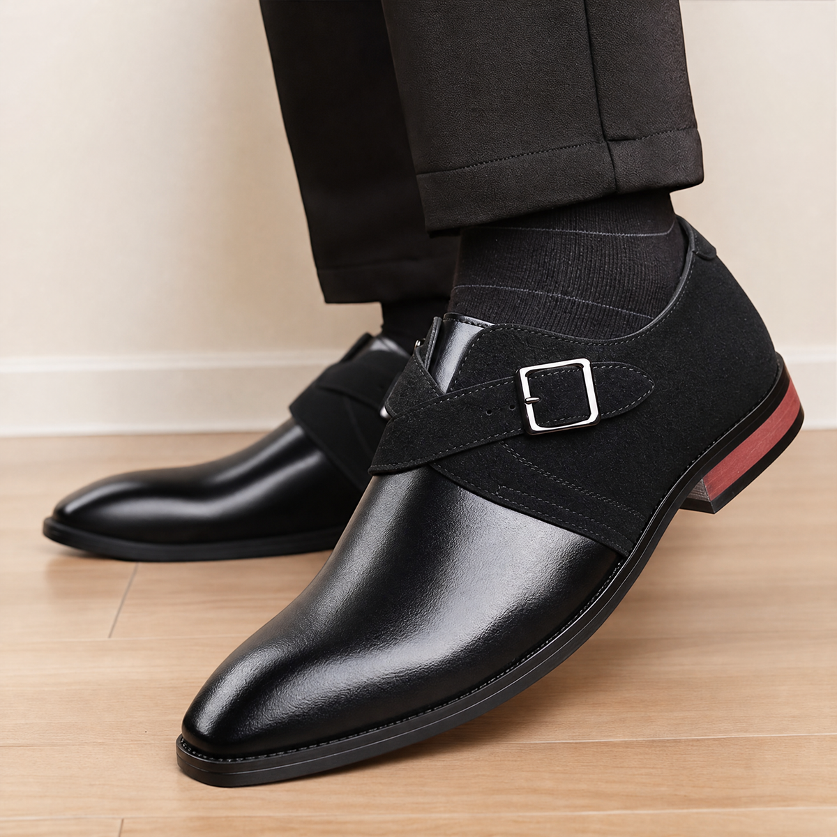 Achteraanzicht van de zwarte loafers, met aandacht voor de hiel en de subtiele branding.