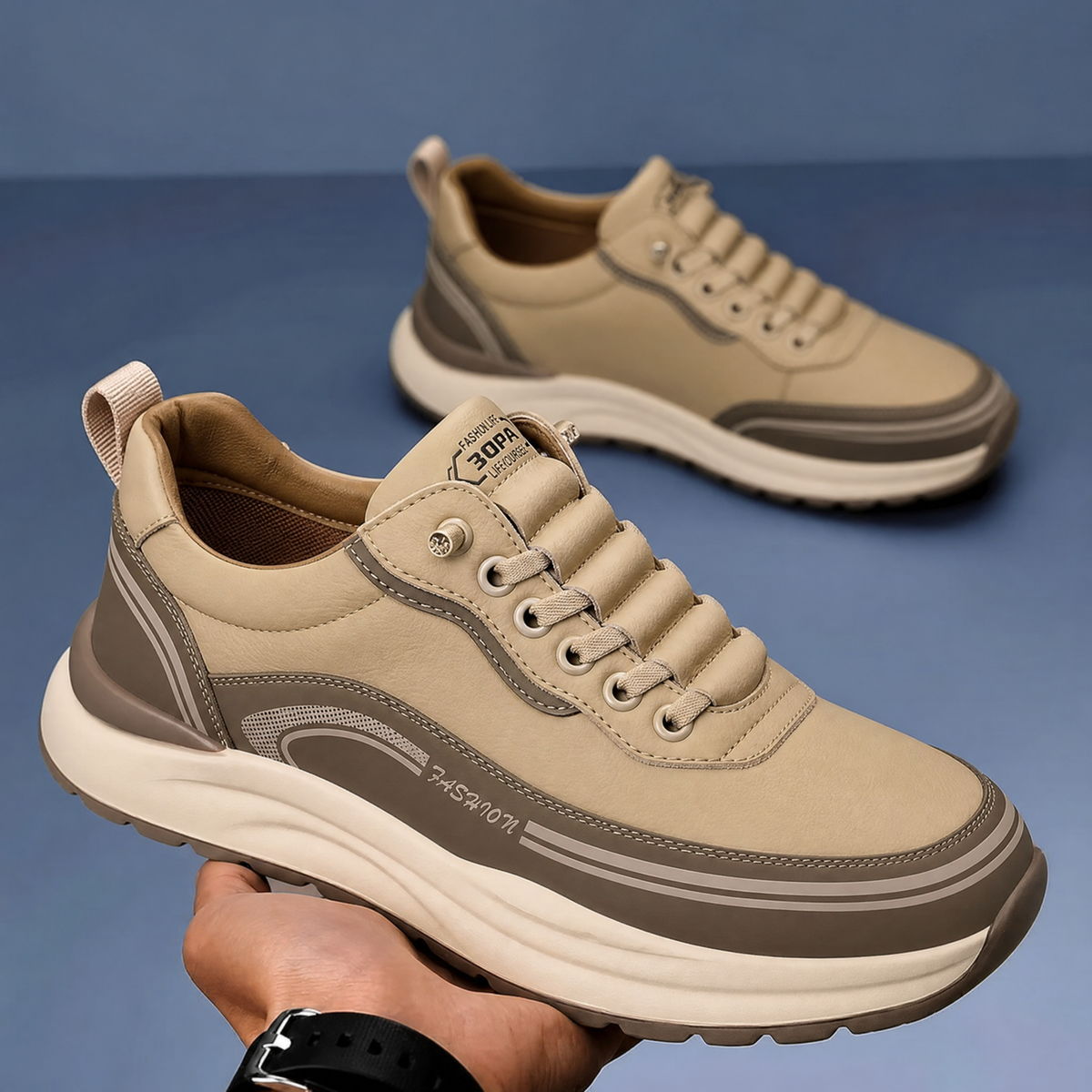 Een man draagt de zwarte Aris leren sneakers in een smart-casual setting, staand op een stedelijke achtergrond.