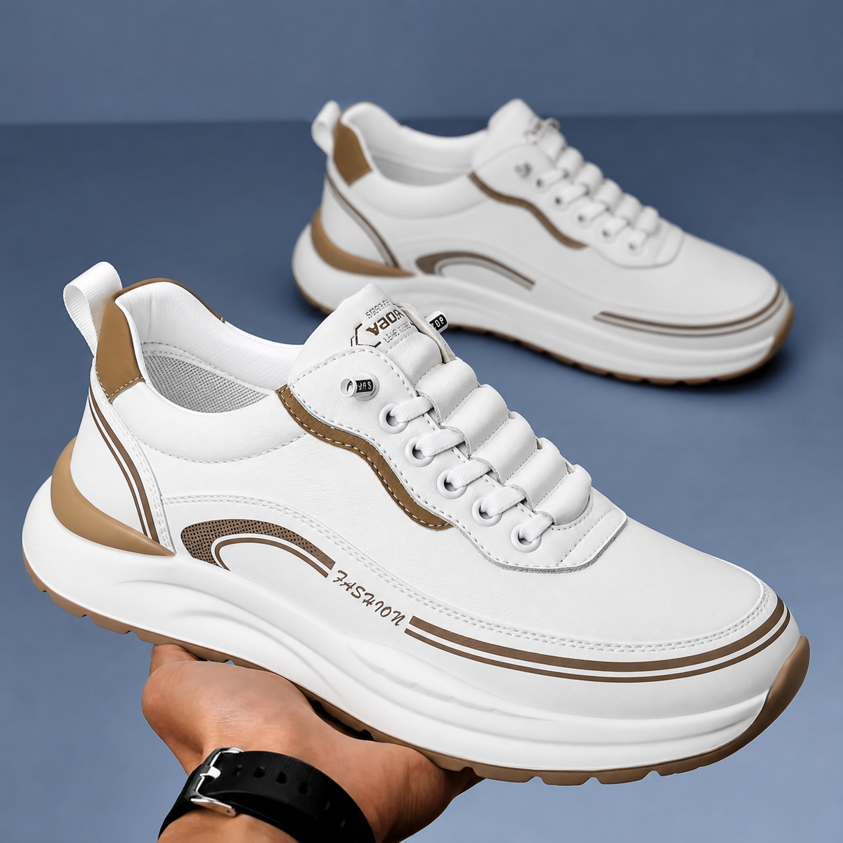 Zijaanzicht van de Aris leren sneakers in wit, met de duurzame rubberen buitenzool prominent in beeld.