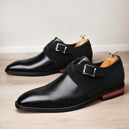 De bruine loafers van dichtbij, focust op de textuur van het Italiaanse leer en de suède details.