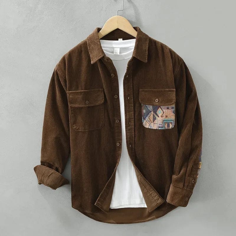 Een man draagt het creme-witte corduroy overshirt open over een T-shirt, casual en stijlvol voor dagelijks gebruik.
