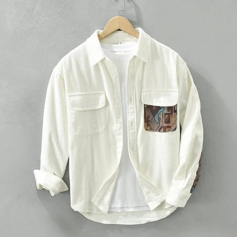 Zijaanzicht van het veelzijdige corduroy overshirt, dat de relaxte pasvorm en de kwaliteit van de stof benadrukt.
