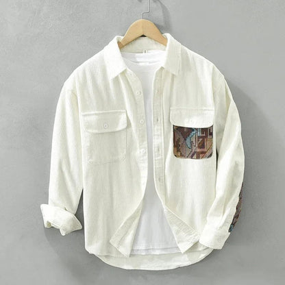 Zijaanzicht van het veelzijdige corduroy overshirt, dat de relaxte pasvorm en de kwaliteit van de stof benadrukt.