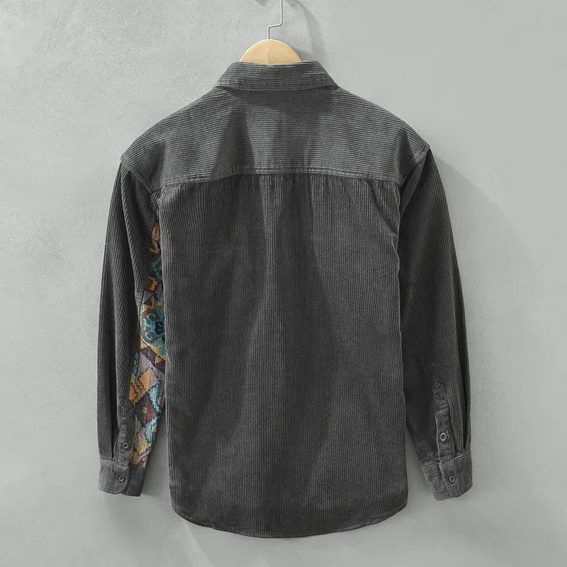 Close-up van de zware corduroy stof van het overshirt, met de knoopsluiting en textuur duidelijk zichtbaar.