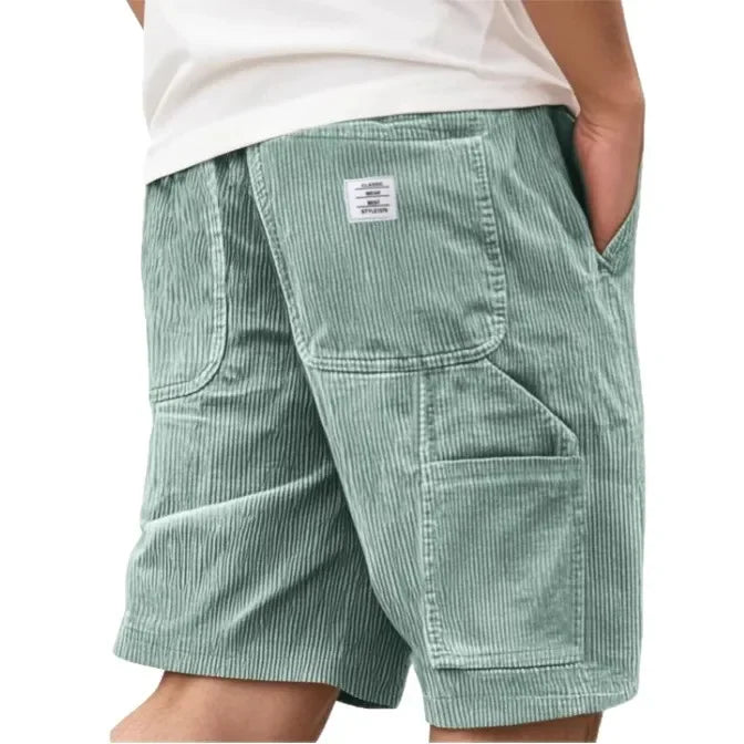 Remi comfortabele cargoshort in roze, gedrapeerd over een stoel, toont de relaxte en comfortabele uitstraling.