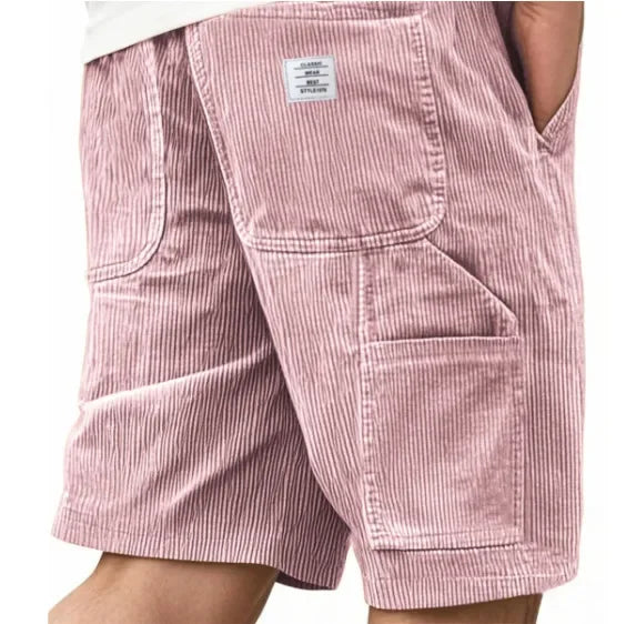 Achterkant van de Remi cargoshort in bruin, met aandacht voor de achterzakken en de algehele pasvorm.
