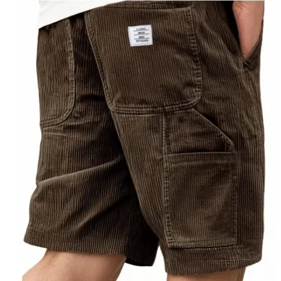 Remi cargoshort in een groen/blauwe variant, plat gelegd om de stof en de afwerking van de pijpen te tonen.