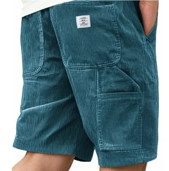 Man die de Remi comfortabele cargoshort in paars combineert met een casual T-shirt, staand in een stedelijke omgeving.