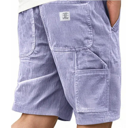 Close-up van de zachte ribstructuur van de Remi cargoshort in khaki, die de kwaliteit van de stof benadrukt.