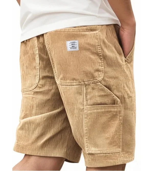 Man die de Remi cargoshort in grijs draagt tijdens een wandeling, toont de geschiktheid voor actieve momenten.