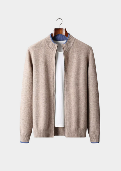 Man in de donkerblauwe cardigan, zittend en lezend, comfort en stijl voor dagelijks gebruik.