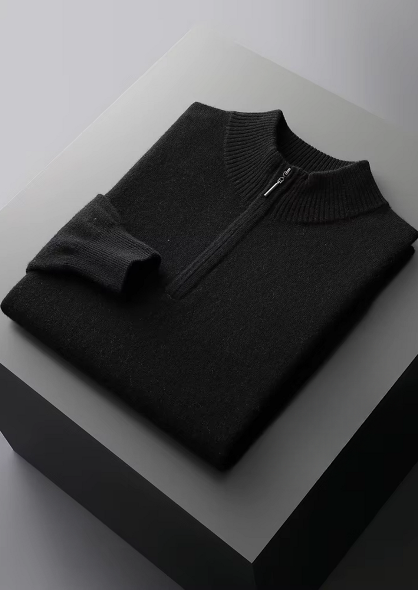 Man die de donkergrijze sweater onder een jas draagt, perfect voor gelaagde outfits in koeler weer.