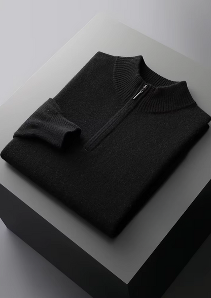 Man die de donkergrijze sweater onder een jas draagt, perfect voor gelaagde outfits in koeler weer.