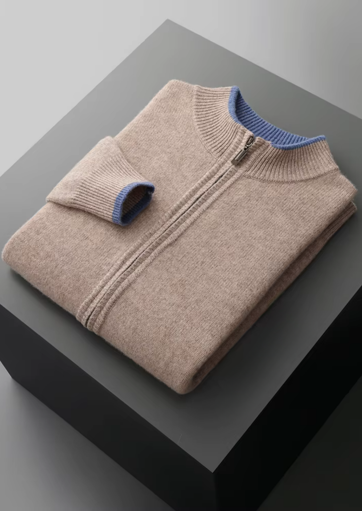 Man past de grijze cardigan, spiegelbeeld, toont de veelzijdigheid van het kledingstuk.