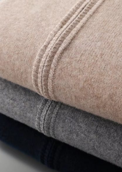 Man loopt buiten met de beige cardigan, dynamische pose, benadrukt de bewegingsvrijheid.