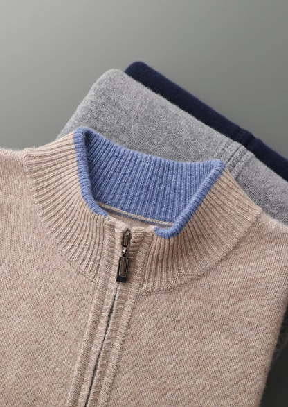 Stapel van drie cardigans in verschillende kleuren (grijs, beige, donkerblauw), toont kleuropties.