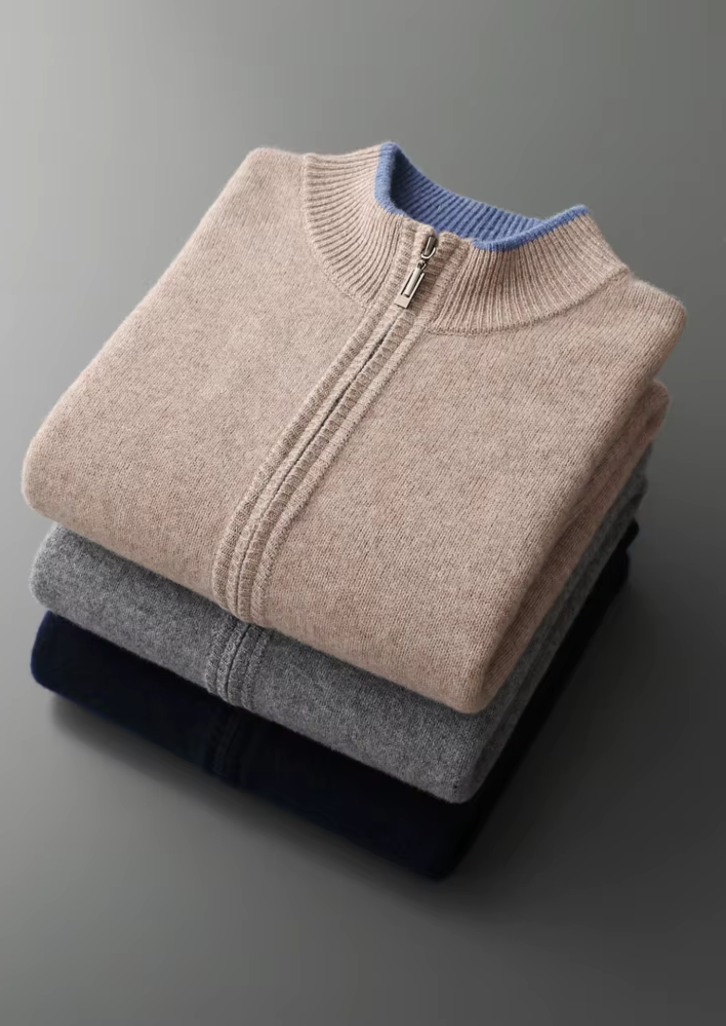 Detail van het label of merk op de nek van de merinowol cardigan, kwaliteitsindicatie.
