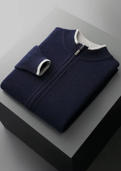 Man in de grijze cardigan met lichte achtergrond, focus op het gezicht en de comfortabele kraag.