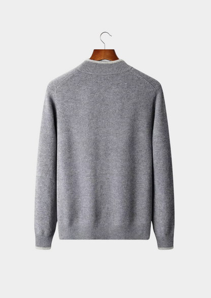Detailopname van de fijne breistructuur en de tweekleurige kraag van de cardigan in merinowol.